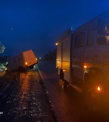 Аварії та повалені дерева: на Миколаївщині ліквідовують наслідки негоди