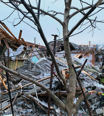 Під завалами зруйнованого будинку в Змієві ще шукають одну жінку