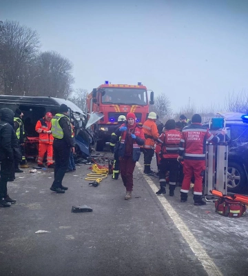 Автотроща на Львівщині. Рятувальники деблокували потерпілих з понівечених автівок