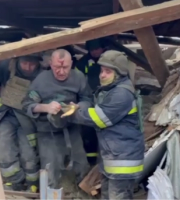 Обстріл Змієва на Харківщині: у МВС показали відео порятунку чоловіка з-під завалів