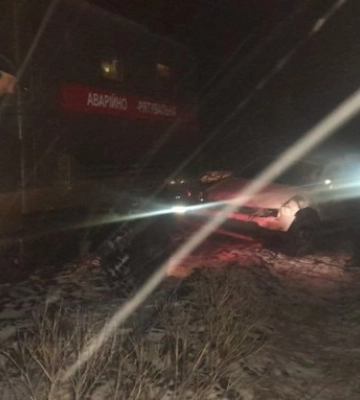 Надзвичайники допомогли водіям автівок, які потрапили у дорожні халепи через негоду (ФОТОФАКТ)