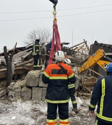 Рятувальники дістали з-під завалів на Харківщині тіло жінки (відео)