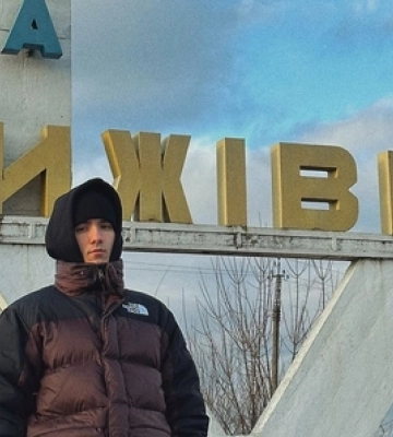 Зловити момент: співак YAKTAK пригадав безтурботні часи у рідному селищі на Волині