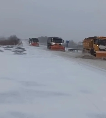 Дороги на Волині продовжують розчищати 35 спецмашин. Водіїв просять не створювати перепон