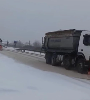 Дороги на Волині продовжують розчищати 35 спецмашин. Водіїв просять не створювати перепон