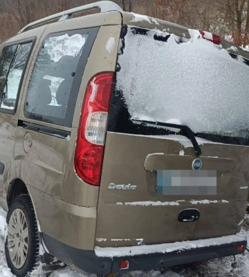 У Луцькому районі фура застрягла у снігу й перекрила дорогу 