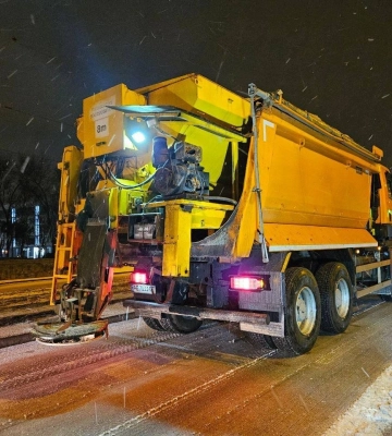 Використали понад 2,5 тонни протиожеледної суміші: у Дніпрі комунальники відучора ліквідовують наслідки снігопаду