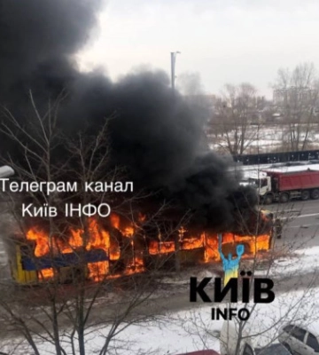 В Киеве полностью выгорел троллейбус, а дым от пожара видно за полгорода: видео