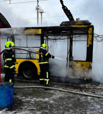 У Києві на Троєщині на маршруті загорівся тролейбус №37А: що відомо, фото
