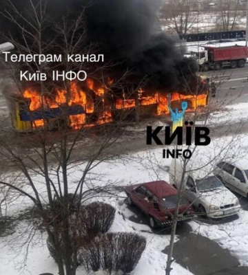 У Києві на Троєщині під час руху загорівся тролейбус: відомо подробиці. Фото і відео