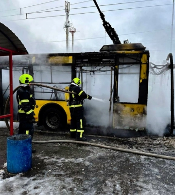 На Троєщині в Києві поблизу зупинки згорів тролейбус