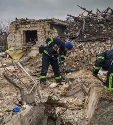 Удар по Покровському району: рятувальники шукають вісьмох осіб, з них четверо дітей
