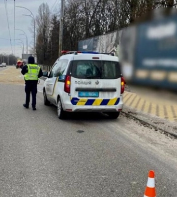 У Києві провалився асфальт через аварію на тепломережі: у поліції попереджають про обмеження руху транспорту