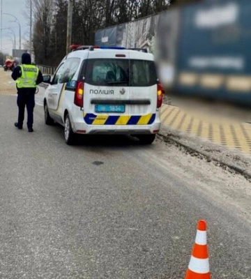 У Києві провалився асфальт через аварію на тепломережі: у поліції попереджають про обмеження руху транспорту