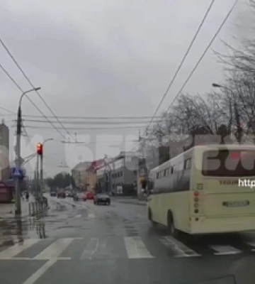 Патрульні розшукали водія маршрутки, який промчав на «червоний» у центрі Луцька