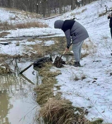 В Буче в коттеджном городке сливали нечистоты в овраг