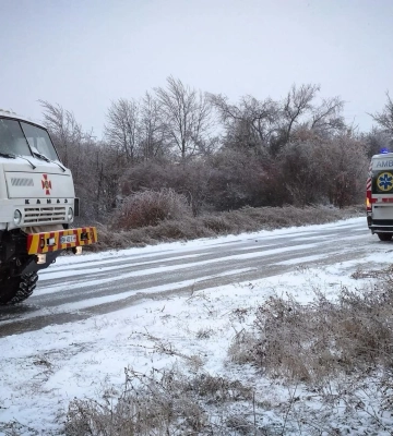 На Одещині через ожеледицю на дорозі перевернувся бус