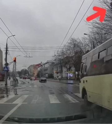 Проїхав на червоне світло: у Луцьку оштрафували водія автобуса
