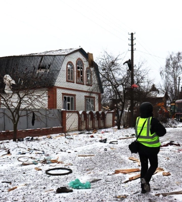 Чоловік, якого витягли з-під завалів у Змієві, шукатиме прихисток у родичів: хата зруйнована, сестра загинула