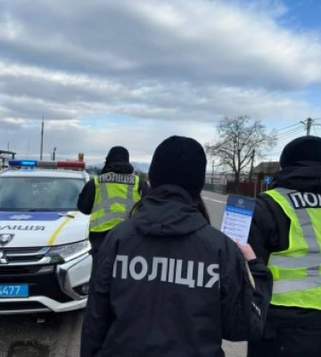 Патрульні нагадали закарпатським керманичам правила їзди взимку