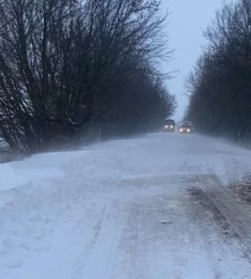 На Вінниччині у снігові замети потрапили 30 автівок та автобусів