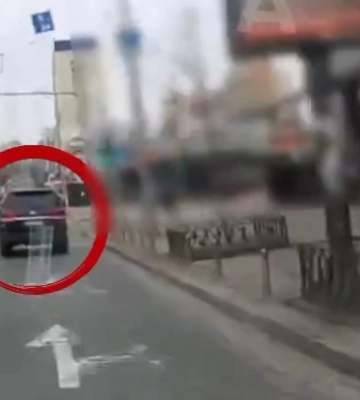 Мгновенное наказание за движение полосой общественного транспорта: в Киеве оштрафовали водителя Toyota, видео