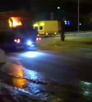 У Києві на Оболоні прорвало водопровід. Частину вулиці перекрили
