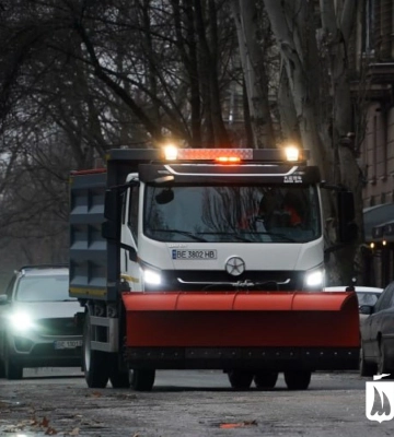 Комунальні служби долають наслідки негоди у Миколаєві