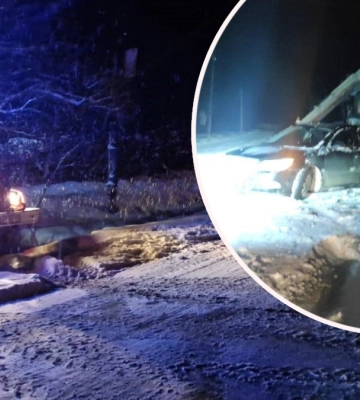На Прикарпатті через негоду один легковий автомобіль зіткнувся з опорою, інший застряг на дорозі