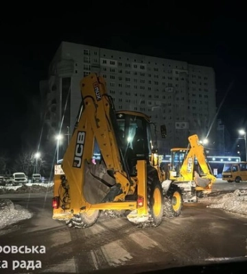 Всю ночь: в Днепре коммунальщики ликвидировали последствия непогоды