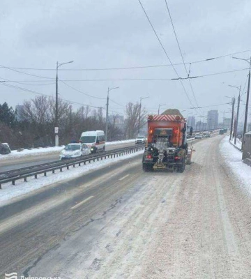 У Дніпрі на міських автошляхах спецтехніка продовжує працювати цілодобово