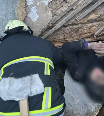 В Борисполе мужчина пытался попасть внутрь дома, но застрял под стеной