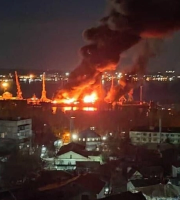 У Феодосії гучні вибухи: повідомляють про атаку на порт