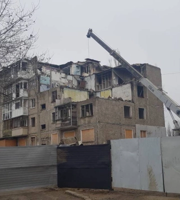 У Миколаєві демонтували частину зруйнованої багатоповерхівки на Карпенка