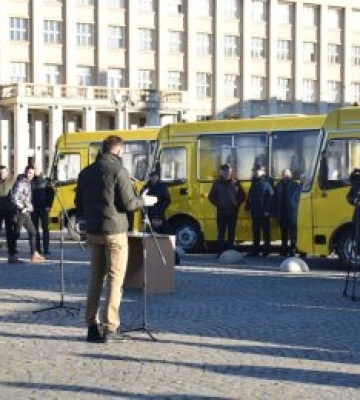 Сім закладів освіти краю отримали новенькі автобуси