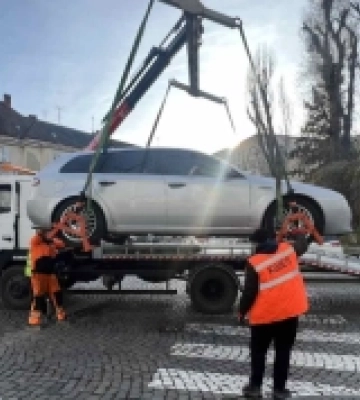 В Ужгороді неправильно припарковані автомобілі евакуатор забиратиме на штрафмайданчик