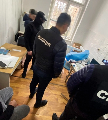 На Закарпатті СБУ затримала посадовця ВЛК, який за хабарі «списував» ухилянтів