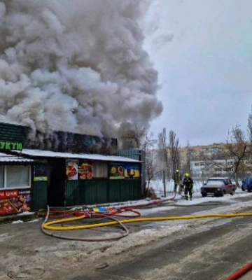 В небо поднимался столб дыма: в Киеве горел магазин, фото