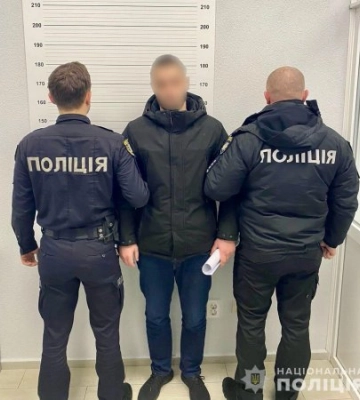 В Ужгороді поліція затримала раніше судимого зловмисника, який на вокзалі пограбував вінничанку