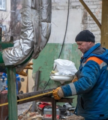 Ракетна атака 2 січня: у пошкоджену багатоповерхівку на Солом’янці почали повертати тепло