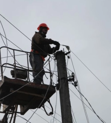 На Харківщині росіяни двічі обстріляли бригаду енергетиків