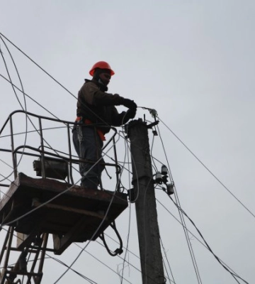 На Харківщині бригада енергетиків двічі за добу потрапила під обстріл росіян