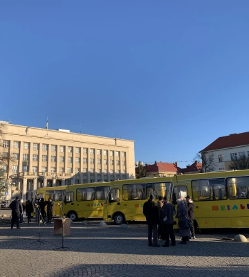 7 громад на Закарпатті отримали нові шкільні автобуси