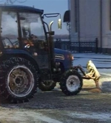 У Дніпрі на міських автошляхах спецтехніка продовжує працювати цілодобово