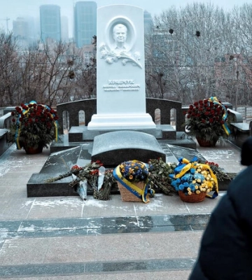 Пам’ятник з білого мармуру: в Києві на Байковому цвинтарі відкрили меморіал Леоніду Кравчуку. Фото і відео