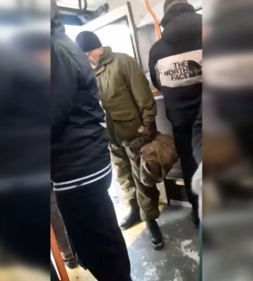 Показали документы и вывели: в Одессе ТЦК провел рейд в троллейбусе, — соцсети (видео)