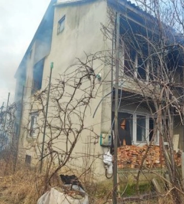 На Берегівщині вітер роздув золу, через яку зайнявся двоповерховий будинок
