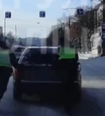 У Луцьку посеред дороги «заглохла» Audi – до узбіччя її доштовхали копи (відео)