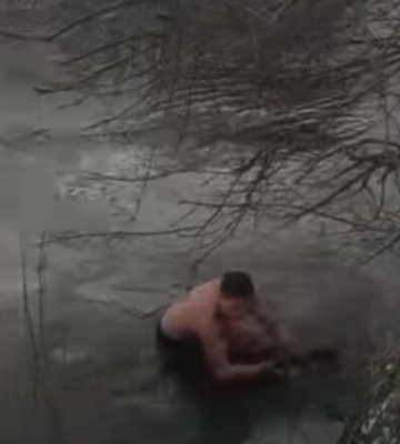В Киевской области коммунальщик прыгнул в ледяную воду, чтобы спасти собаку