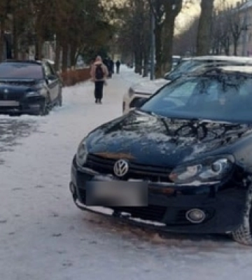 У Луцьку муніципали штрафують водіїв за паркування на тротуарі, але ті не здаються 